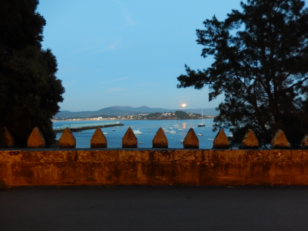 Moon rise over the bay and the wall of the parador